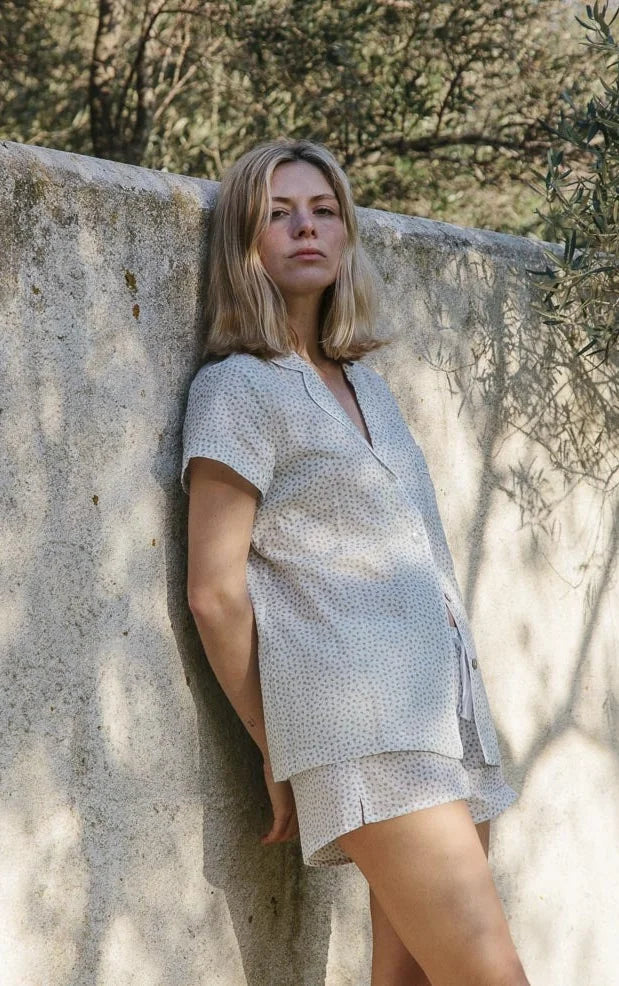 Pyjama court bleu à fleurs sauvages