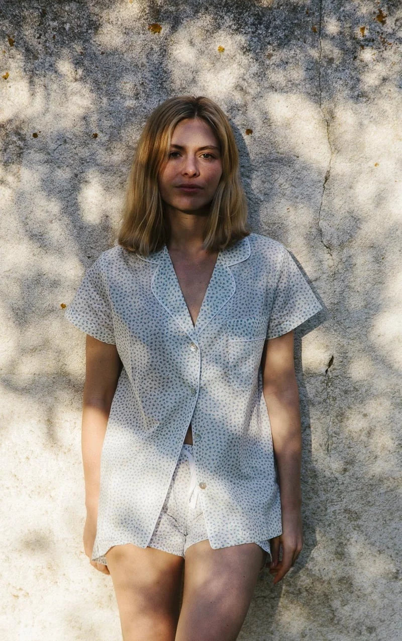 Pyjama court bleu à fleurs sauvages