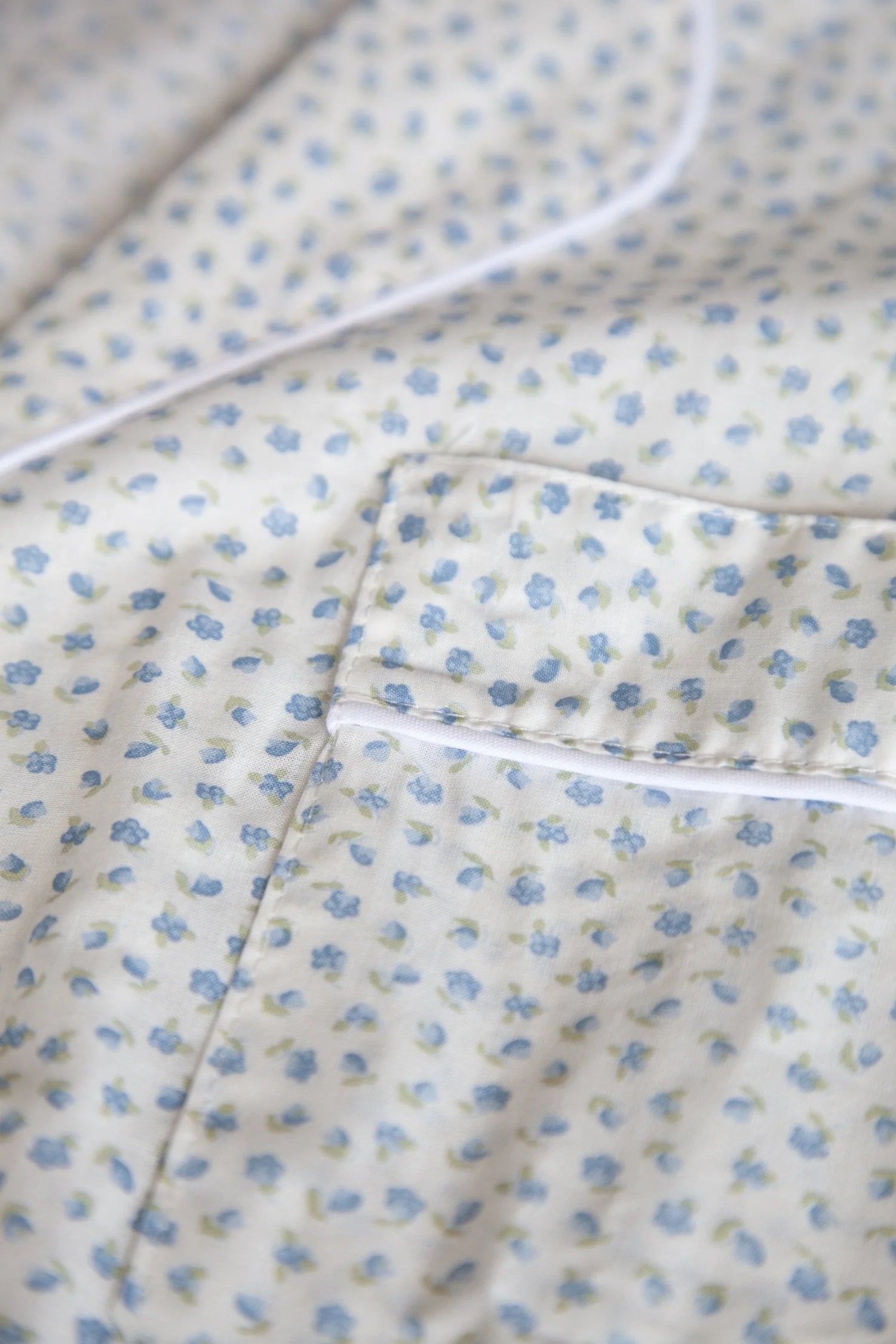 Pyjama court bleu à fleurs sauvages