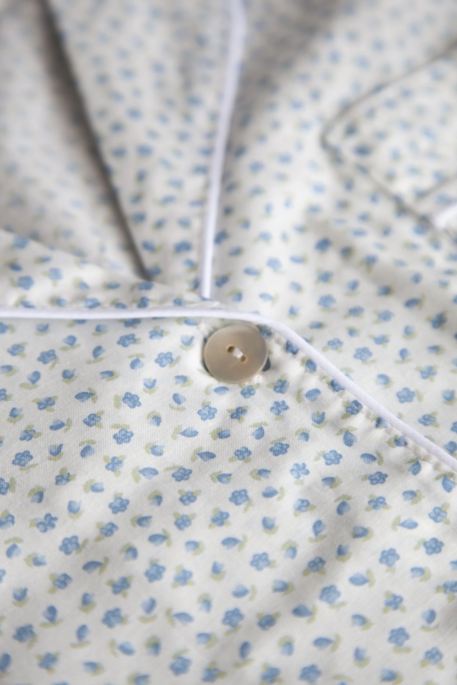 Pyjama court bleu à fleurs sauvages