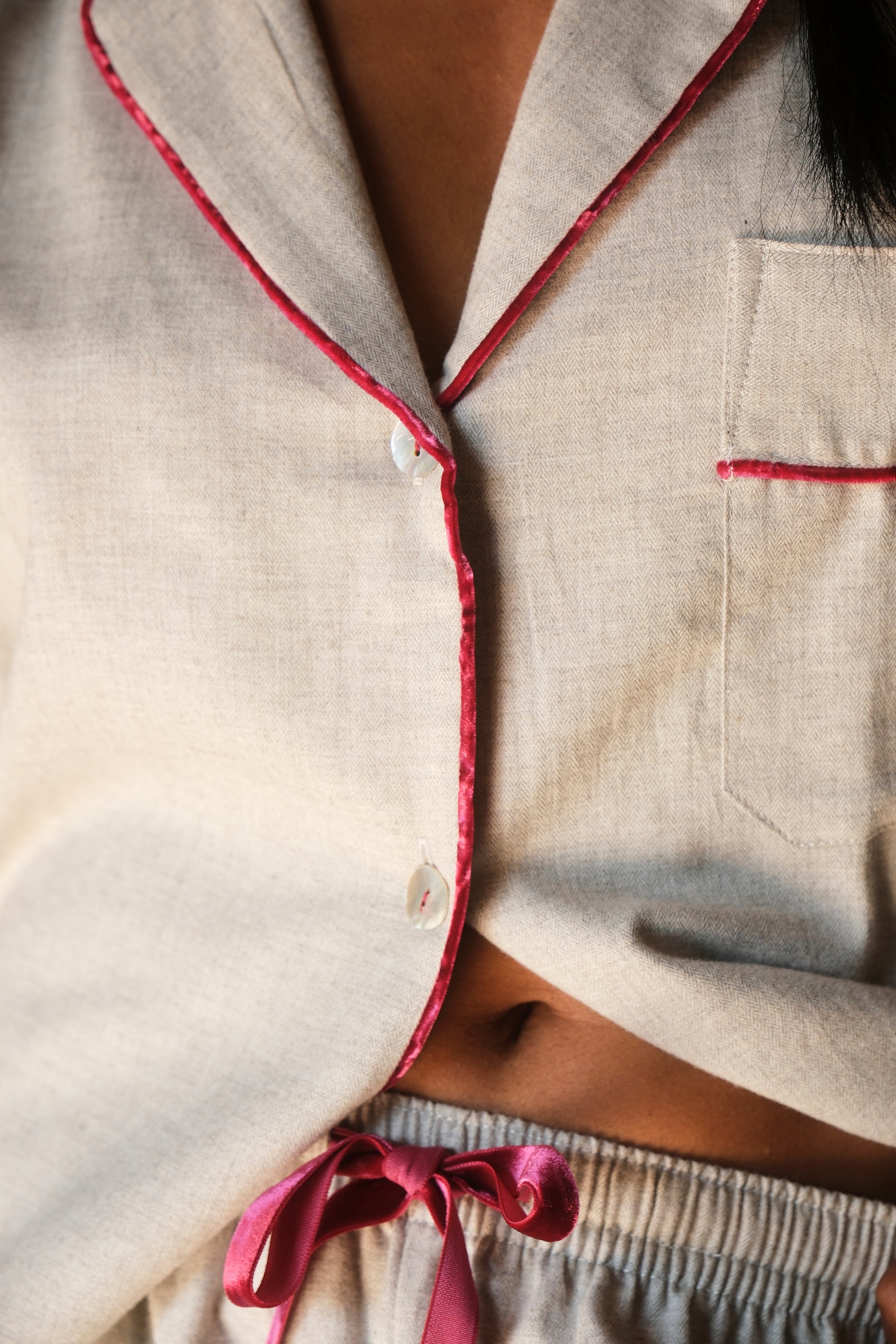 Detalle de pijama de calidad sobre cama — Vicky Bargalló