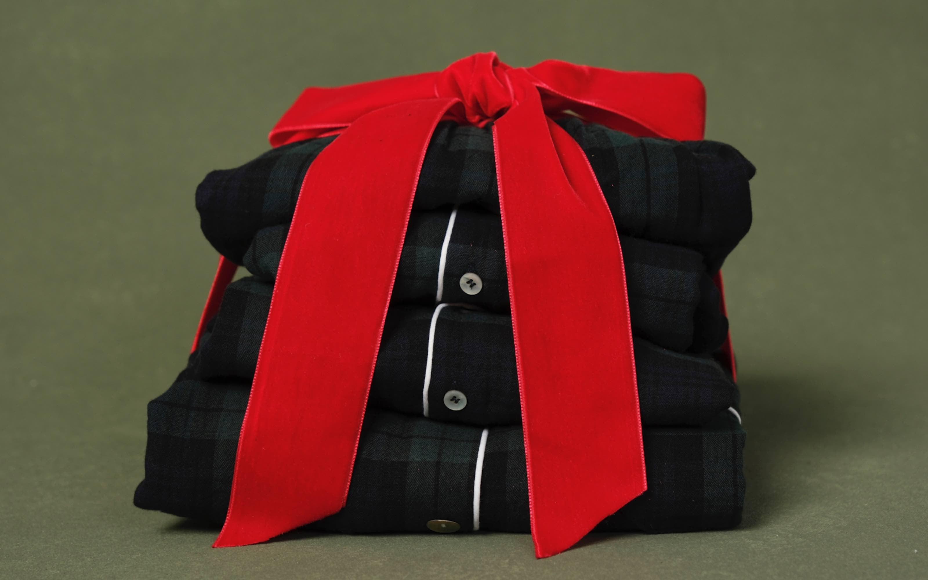 regalo con pijama doblado y cinta suave — Vicky Bargalló