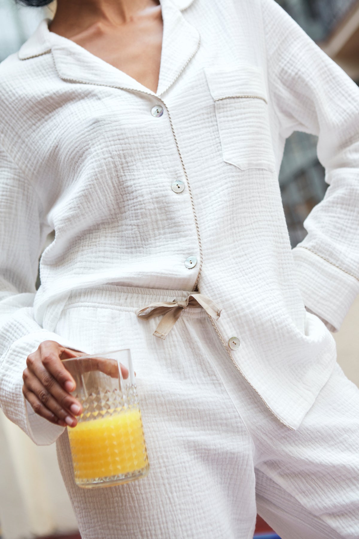Pyjama long Bambula blanc avec bordure en raphia beige 