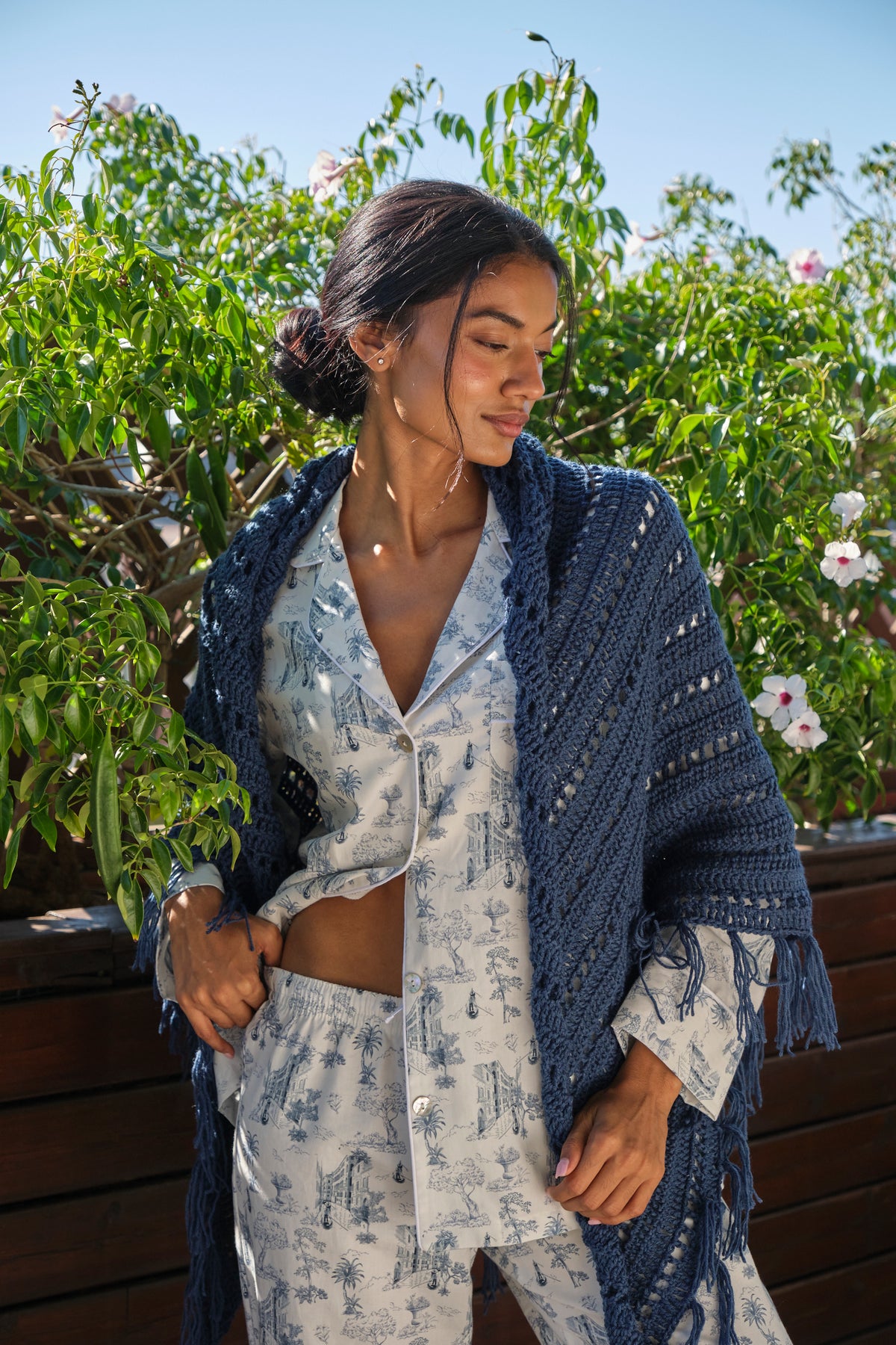 Chal de lana merino tejido a mano azul índigo – foto 2