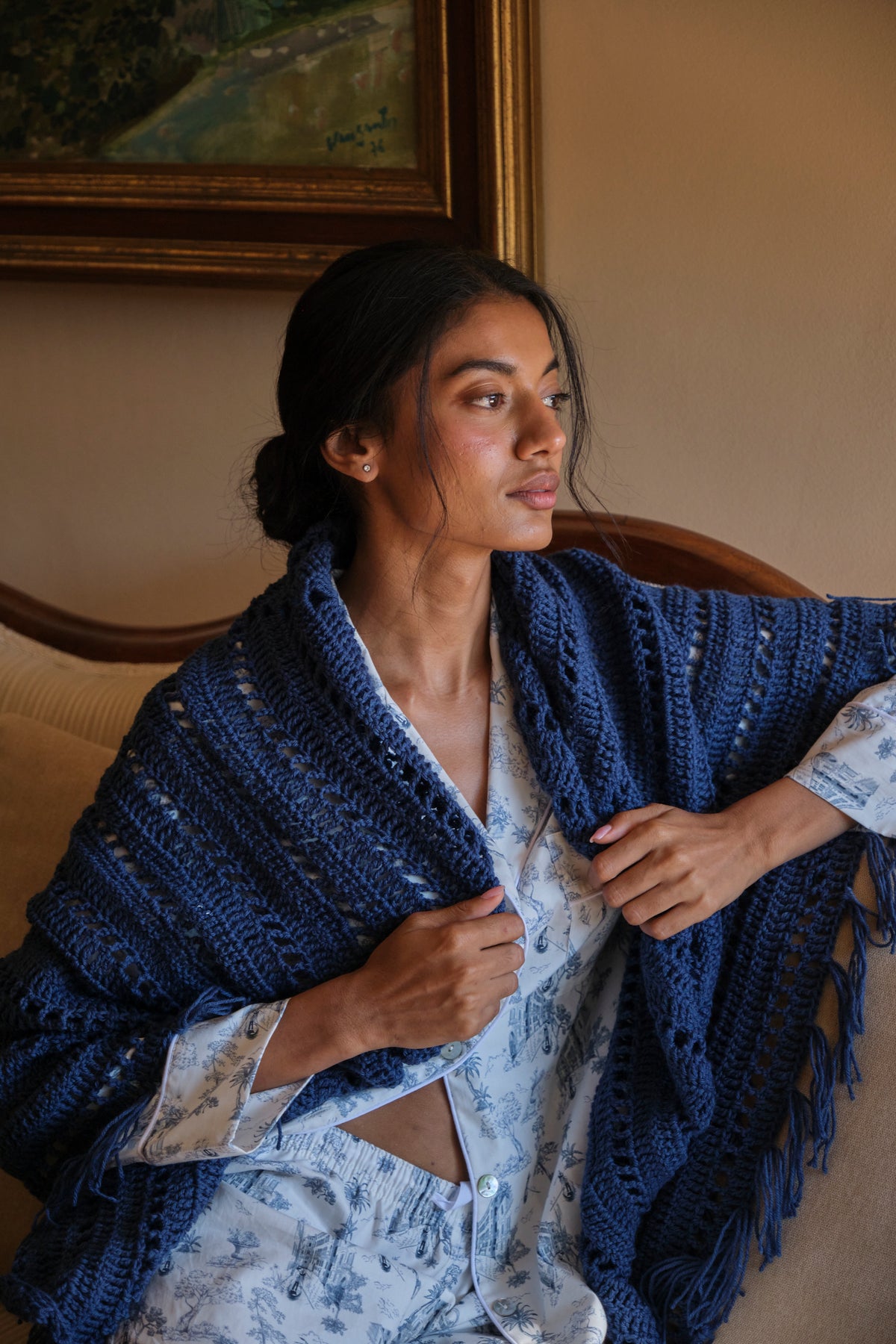 Chal de lana merino tejido a mano azul índigo – Vicky Bargalló