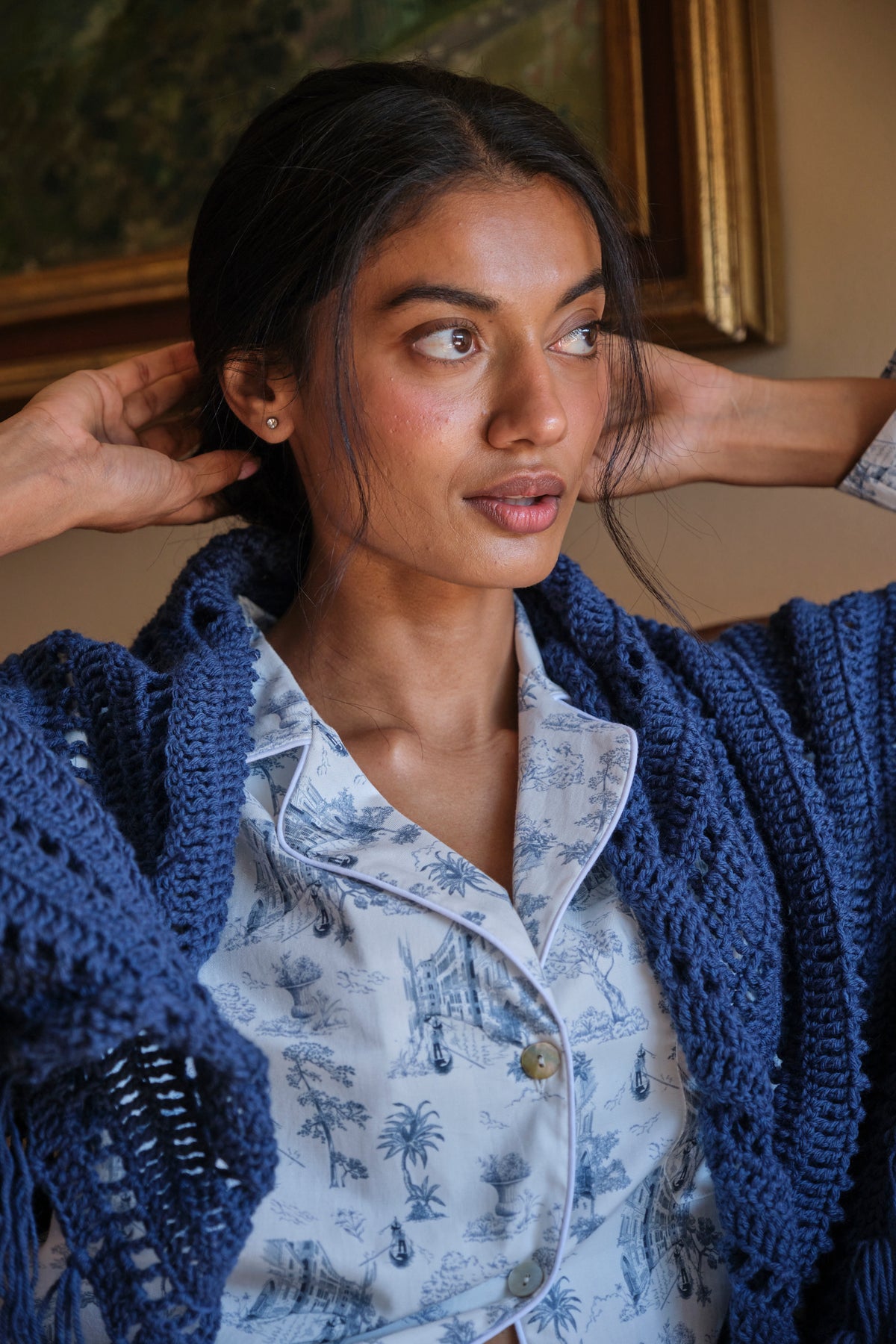 Chal de lana merino tejido a mano azul índigo – foto 5