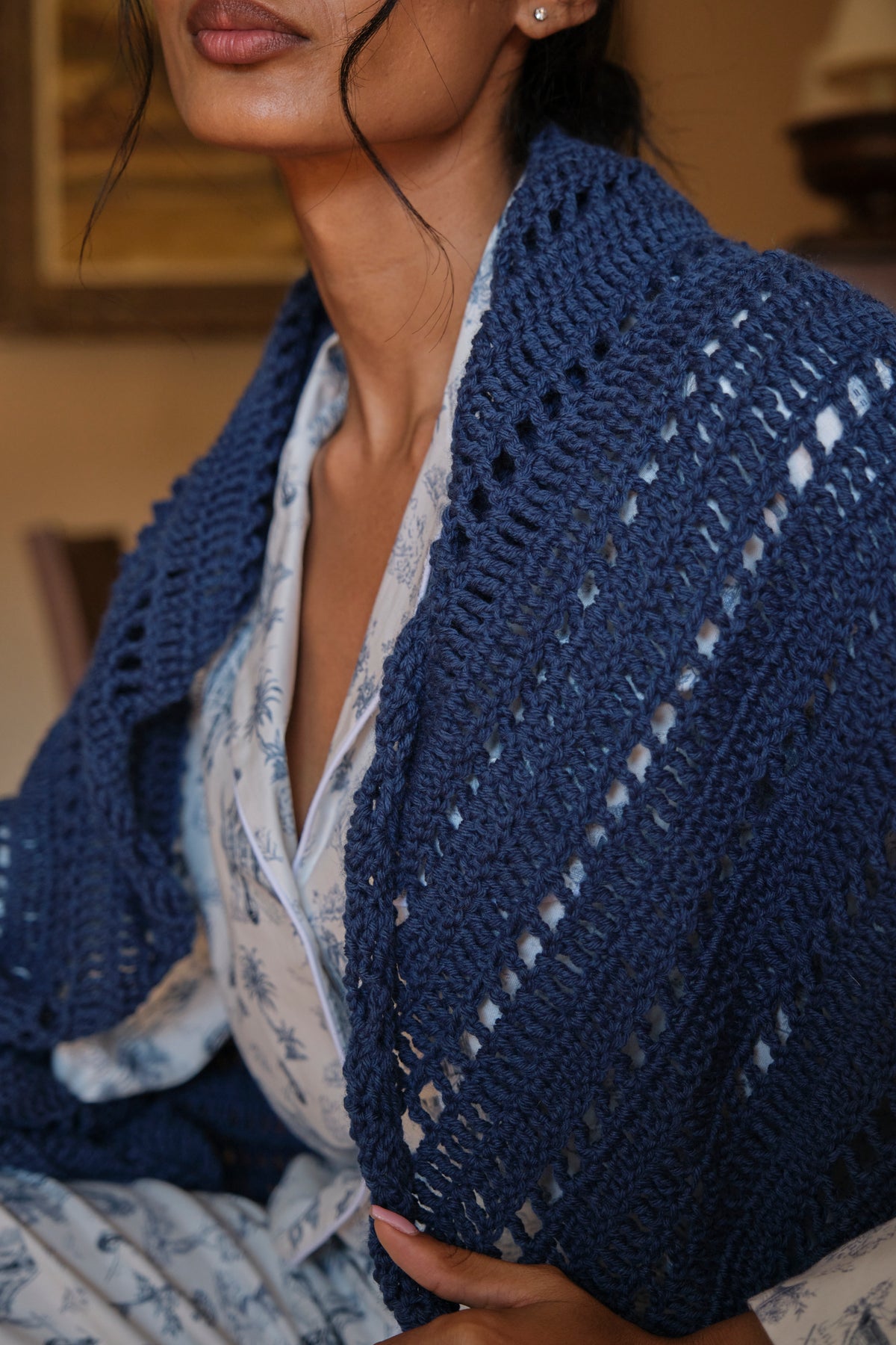 Chal de lana merino tejido a mano azul índigo – foto 6